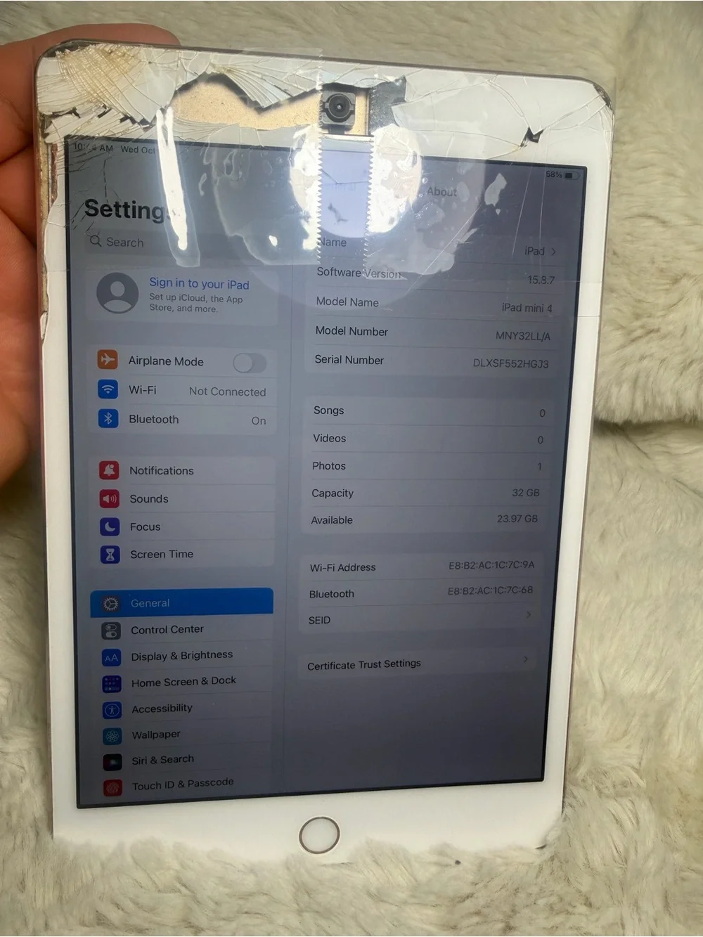 Apple ipad mini 4 32Gb fully unlocked Top screen cracked read